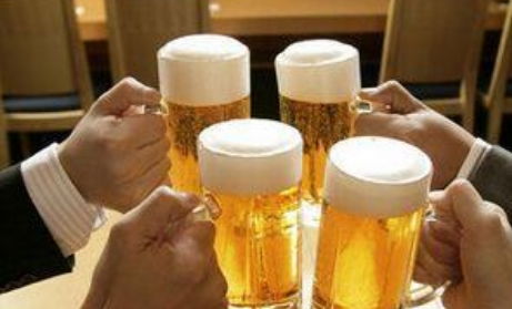 冰鎮(zhèn)啤酒別亂喝 喝酒前牢記3件事，讓你的肝更舒服